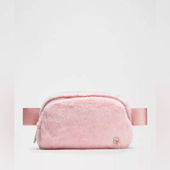 💕🆕 Lululemon Everywhere Belt Bag Plush Fleece - Strawberry Milkshake - Picture 1 of 7